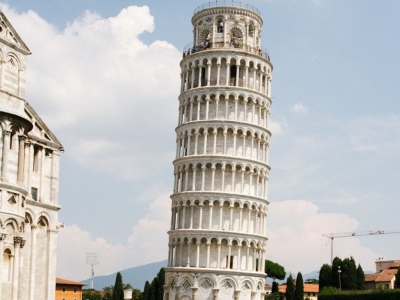 Dire bonjour en italien devant la Tour de Pise